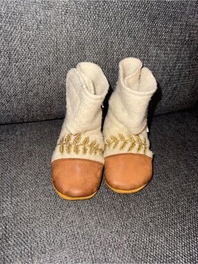 Cream and Brown nooks girl booties with Embroidered Leaf Detail
